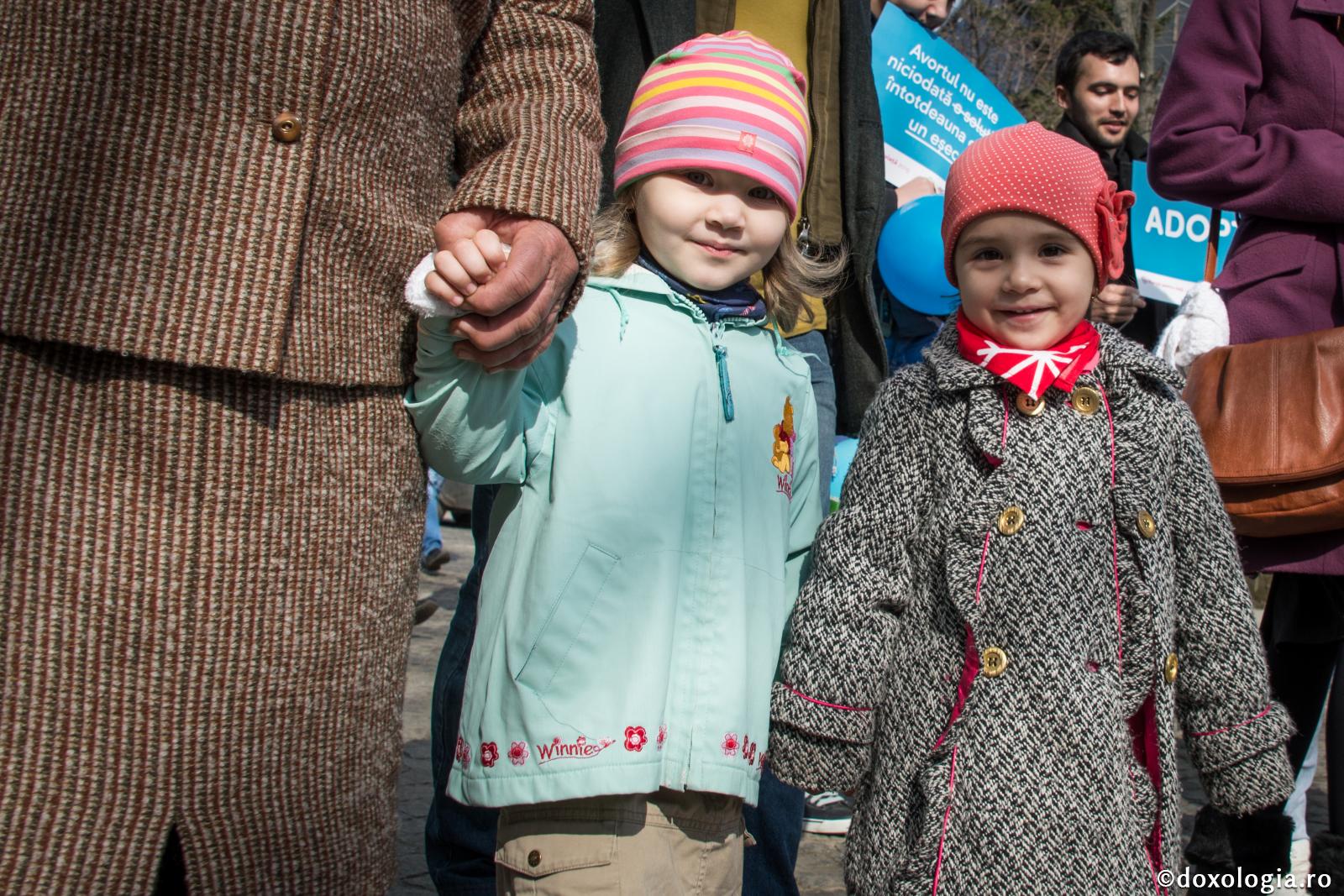 „Copii, ascultați de părinții voștri în toate” / Foto: Oana Nechifor copii zâmbind