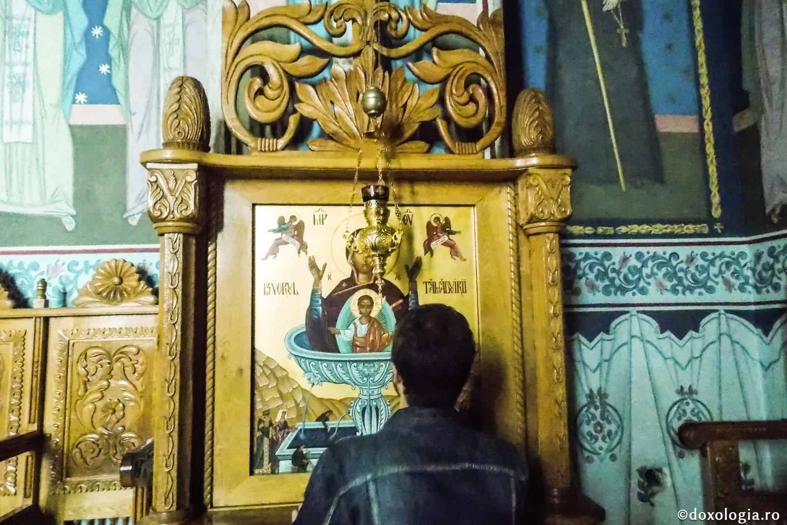 Cum să fiu în societate dacă inima mi-i la Domnul?