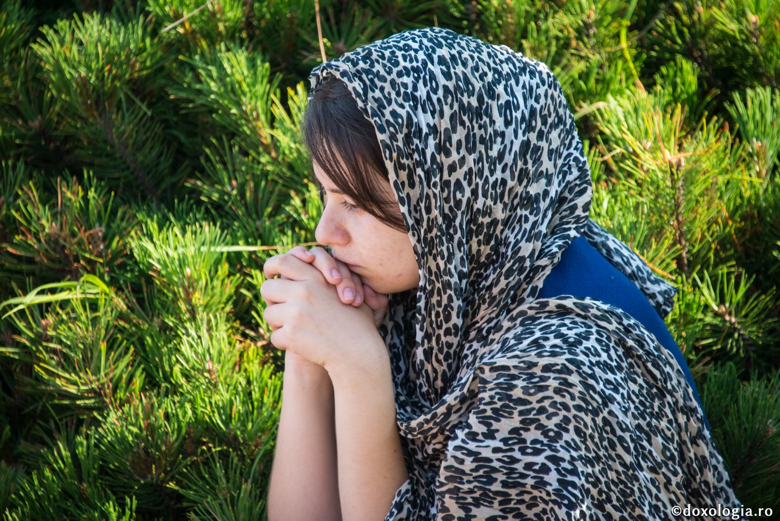 tânără privind în zare