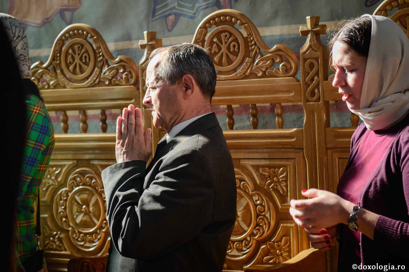 Stai drept la rugăciune şi nu te relaxa, ca un ostaş al lui Hristos, cu frică de Dumnezeu