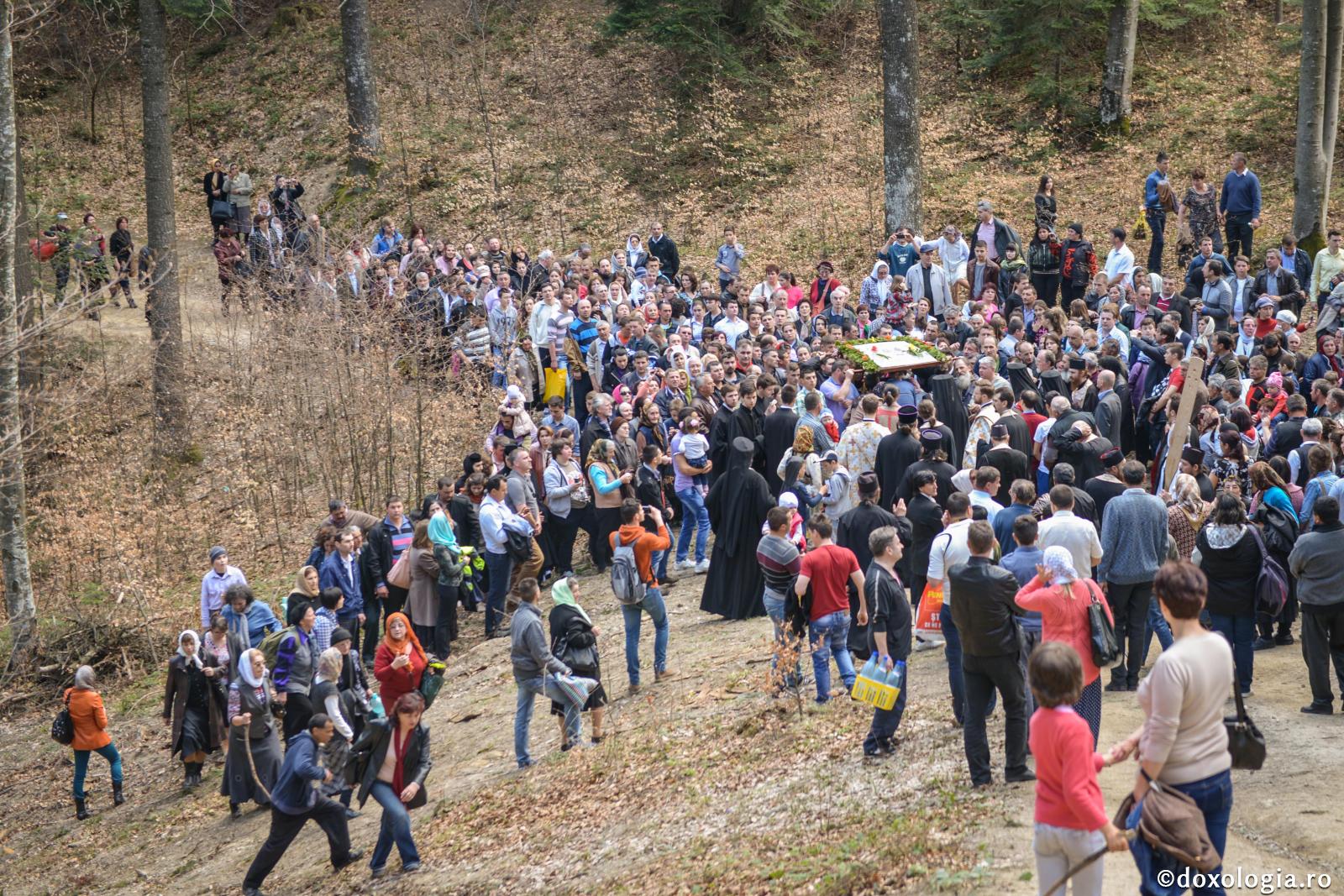 Să nu umblăm în dreapta şi în stânga, ci să ţinem drumul împărătesc