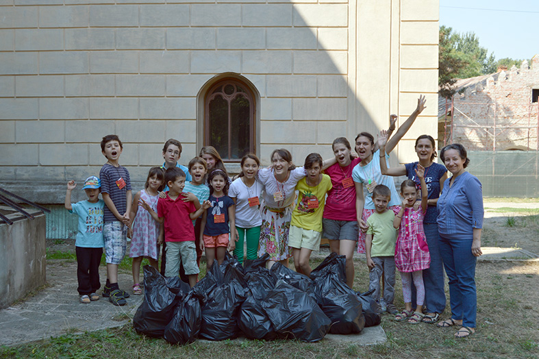 „Tabără de tradiţie, cultură şi identitate românească“