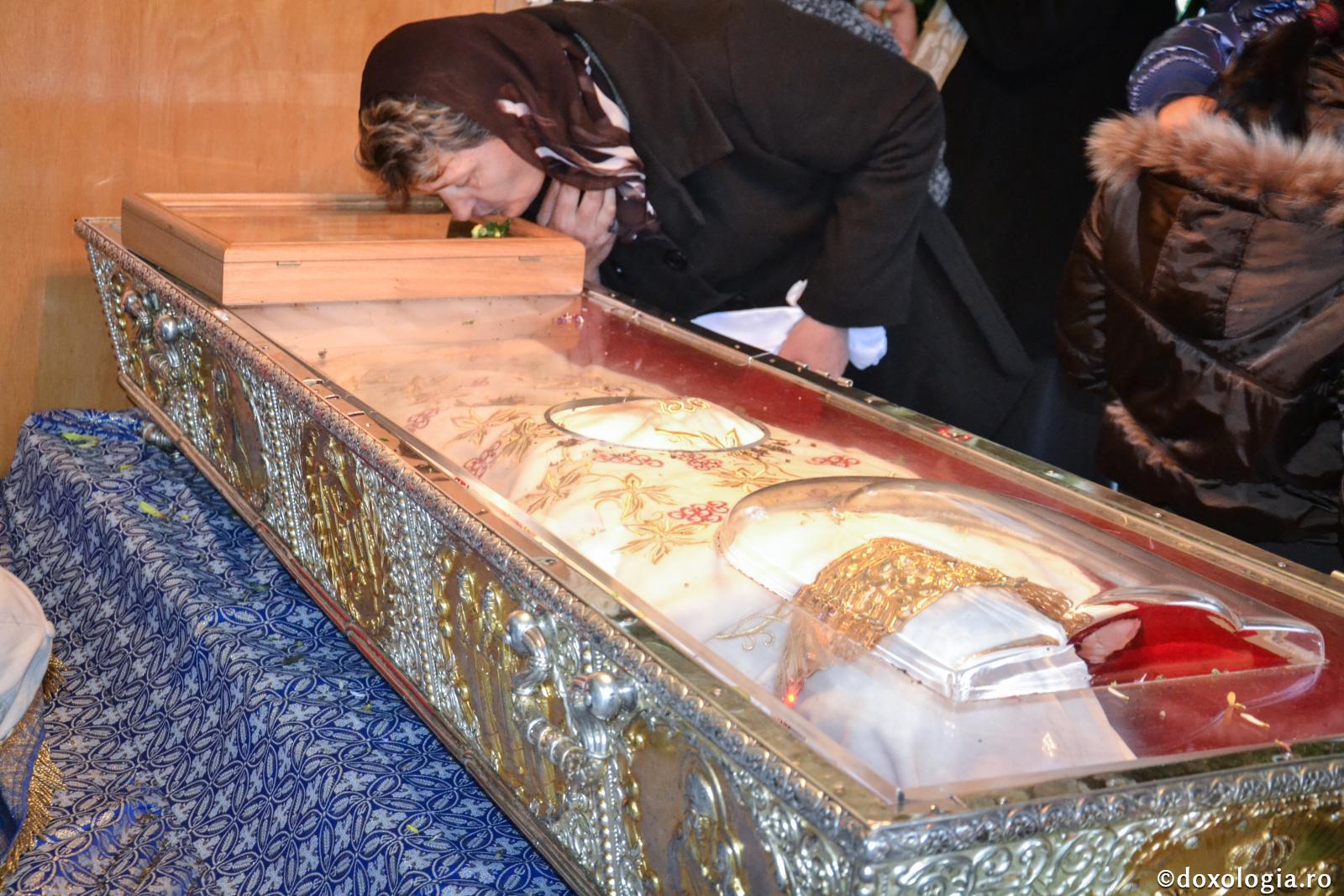 Fiorul milostivirii - minunea Sfintei Parascheva