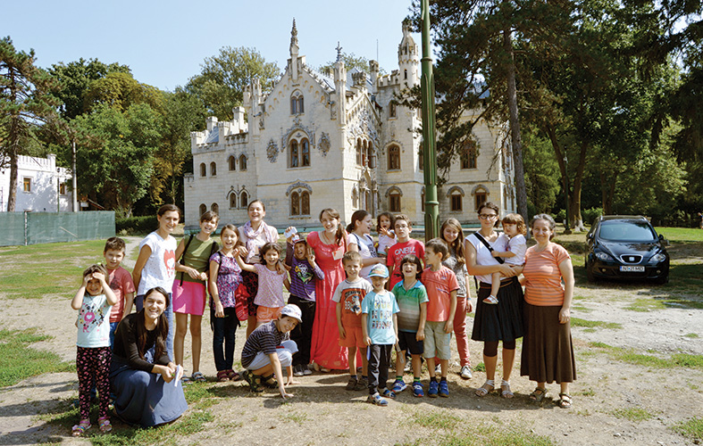 „Tabără de tradiţie, cultură şi identitate românească“