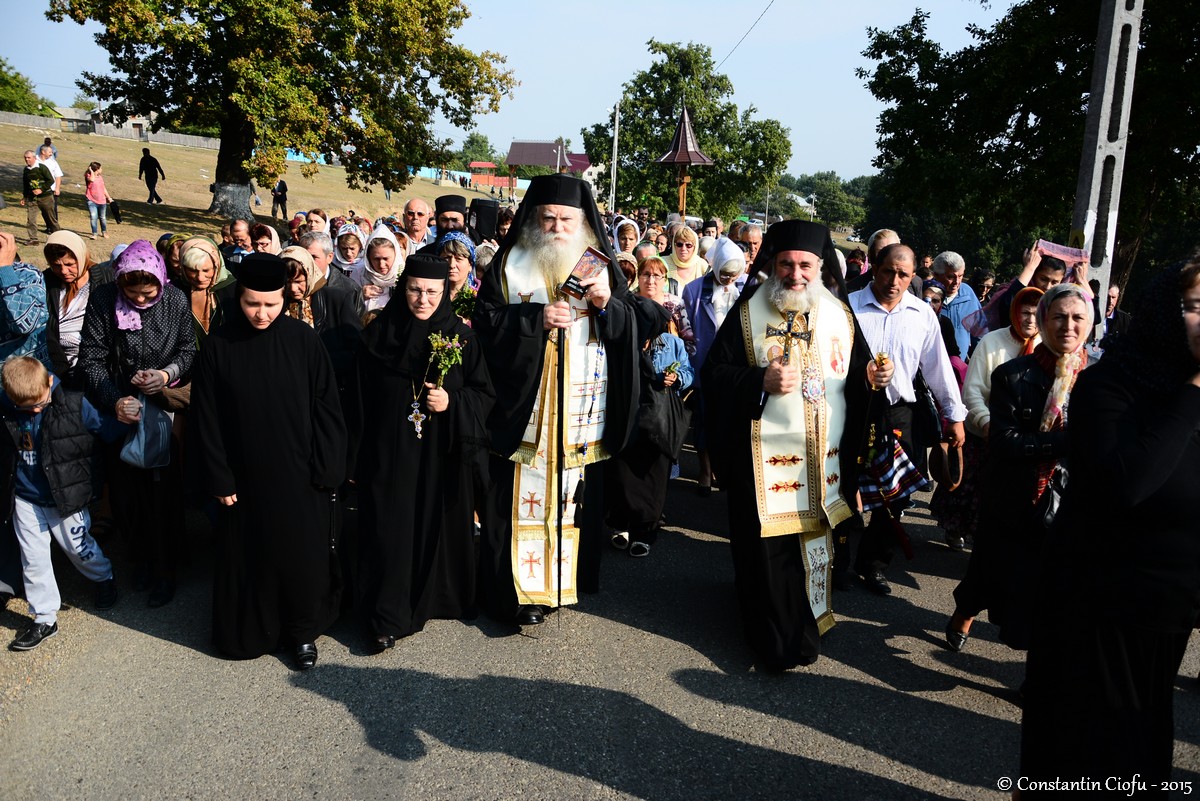 Pelerini pe „Drumul Crucii”, la Hadâmbu
