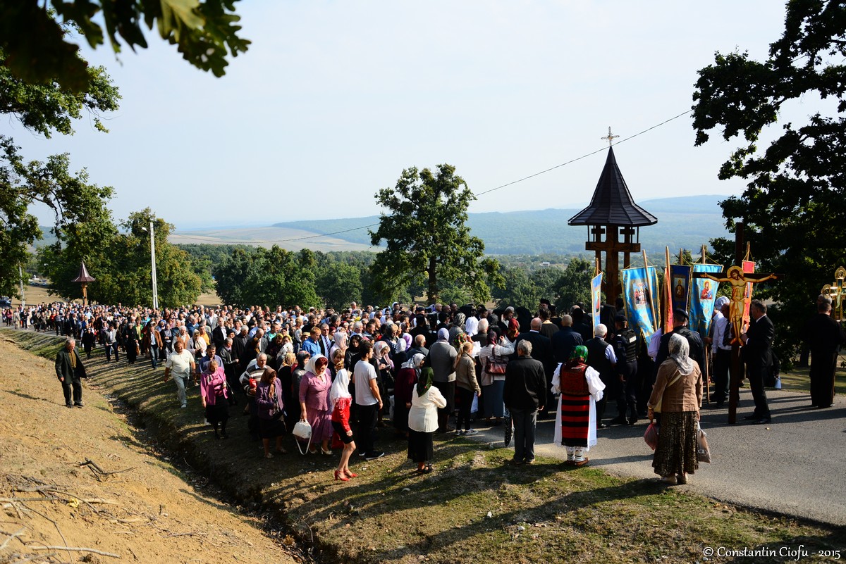 Pelerini pe „Drumul Crucii”, la Hadâmbu