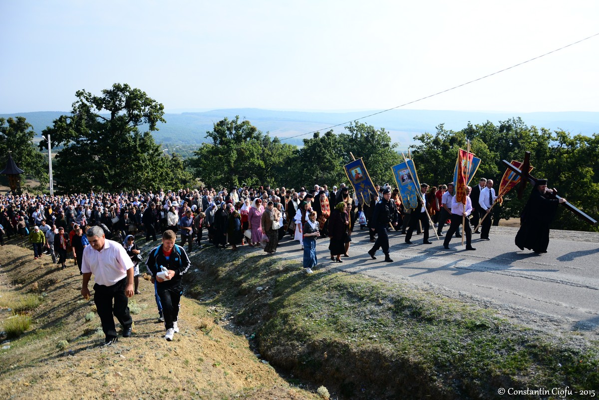 Pelerini pe „Drumul Crucii”, la Hadâmbu