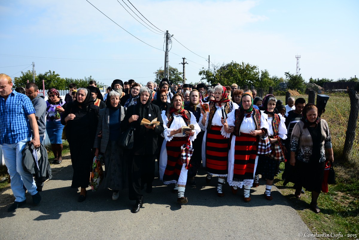 Pelerini pe „Drumul Crucii”, la Hadâmbu