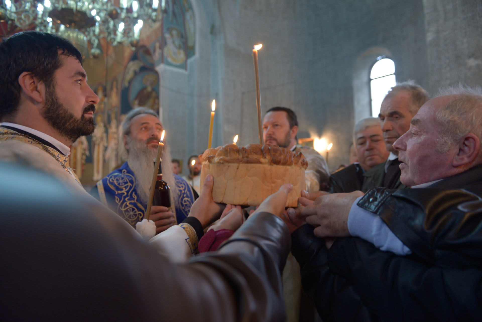 Complexul parohial din Galu a fost sfințit astăzi de IPS Teofan