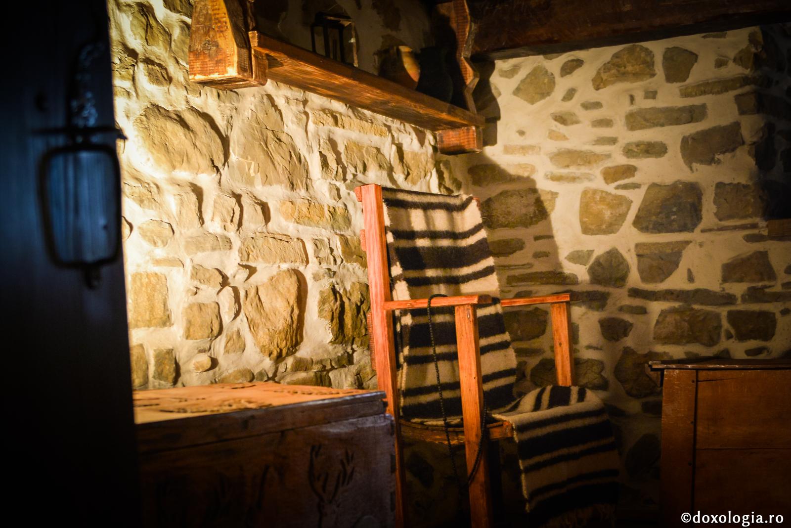 Arhimandritul Irinarh Roset s-a lepădat de cele pământești / Foto: Oana Nechifor scaun de lemn