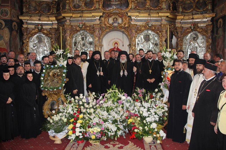 Moment de sărbătoare la Catedrala Arhiepiscopală din Roman Moment de sărbătoare la Catedrala Arhiepiscopală din Roman