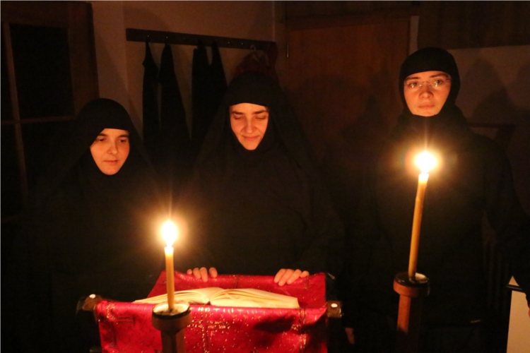 Singurele maici românce din Elveția riscă să rămână fără mănăstire