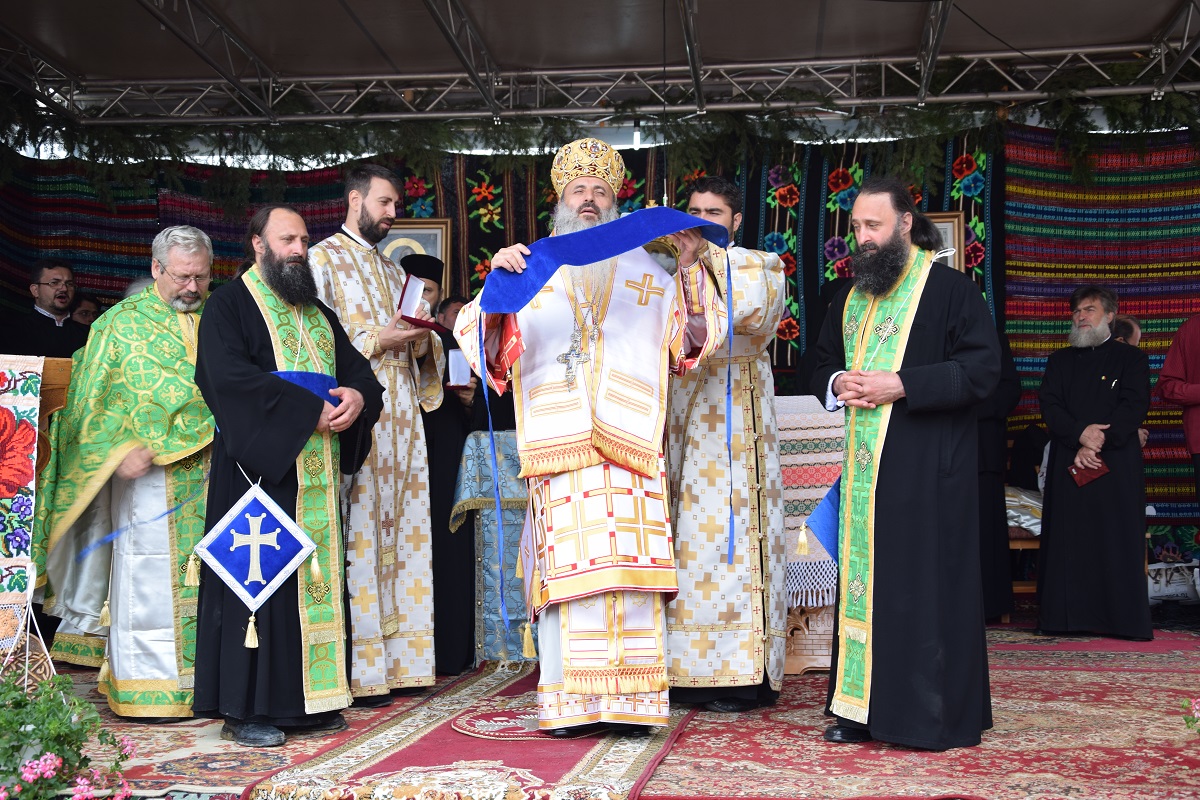 Slujbă arhierească de sfințire la schitul păstorit de doi frați gemeni