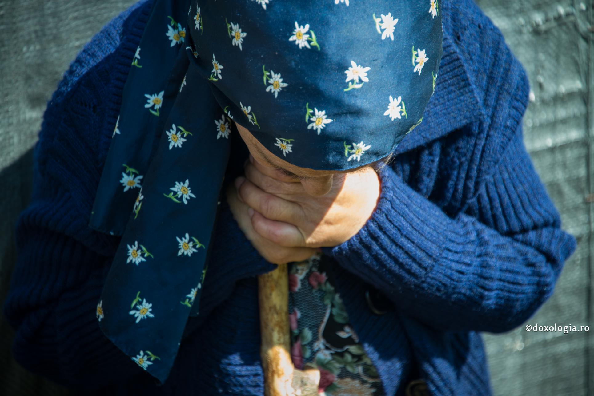 bătrână sprijinită în toiag