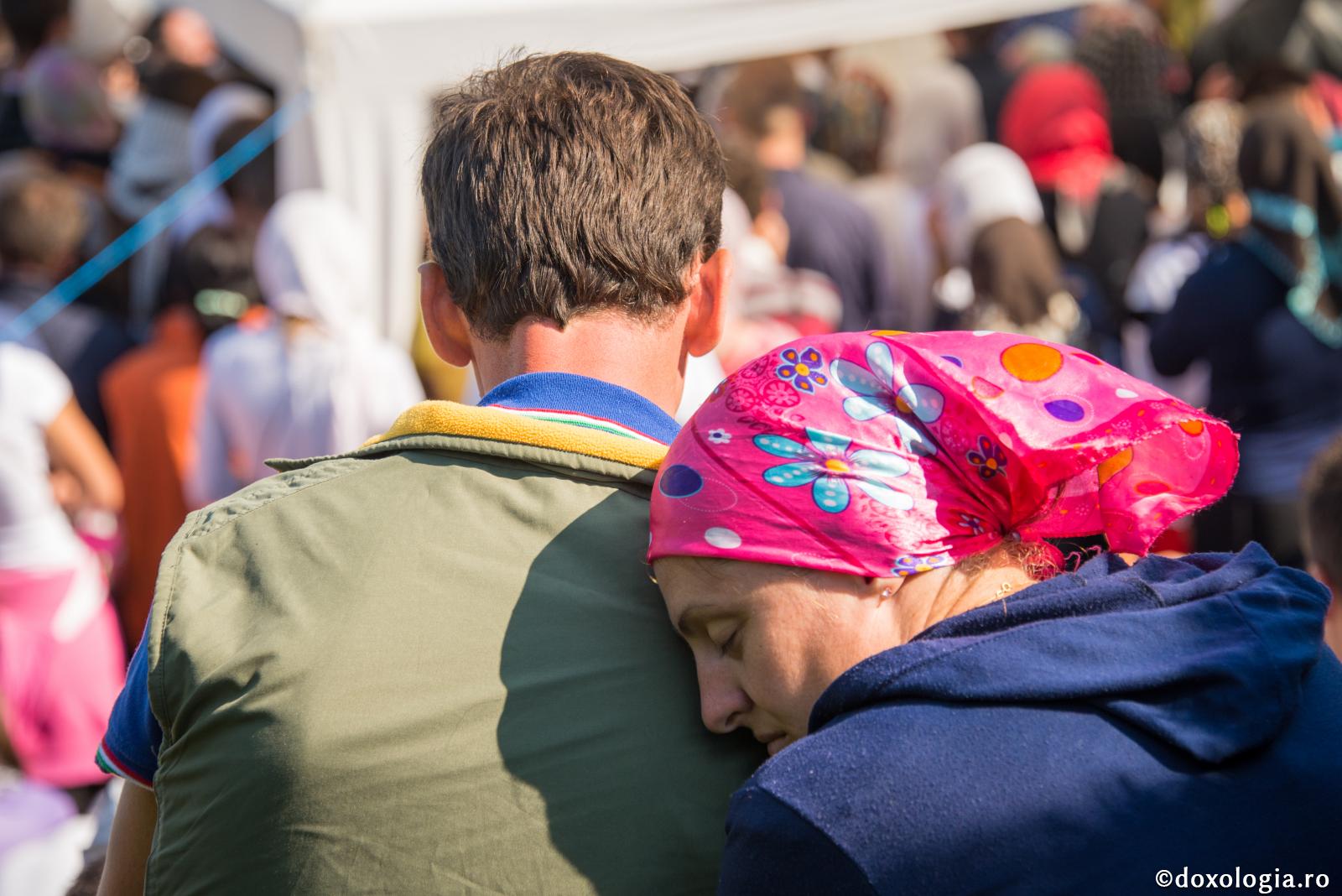 Soțul este capul familiei, iar soția este inima – armonia binecuvântată a iubirii / Foto: Oana Nechifor femeie sprijinindu-și capul pe bărbat