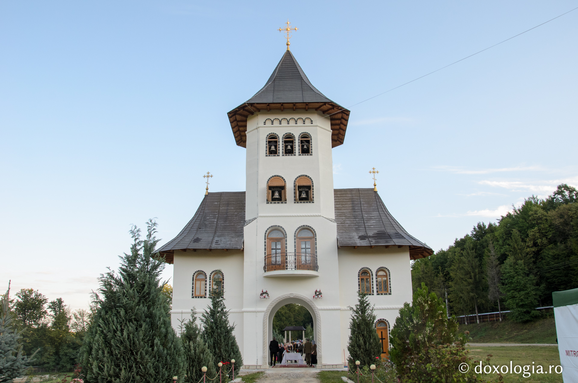 Liturghie arhierească și sfințire de clopotniţă la Mănăstirea Sihăstria Voronei Liturghie arhierească și sfințire de clopotniţă la Mănăstirea Sihăstria Voronei
