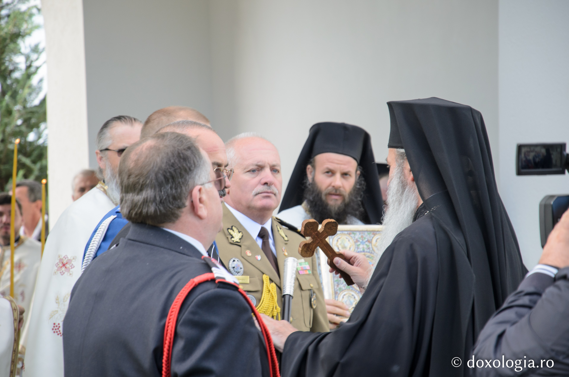 Liturghie arhierească și sfințire de clopotniţă la Mănăstirea Sihăstria Voronei Liturghie arhierească și sfințire de clopotniţă la Mănăstirea Sihăstria Voronei