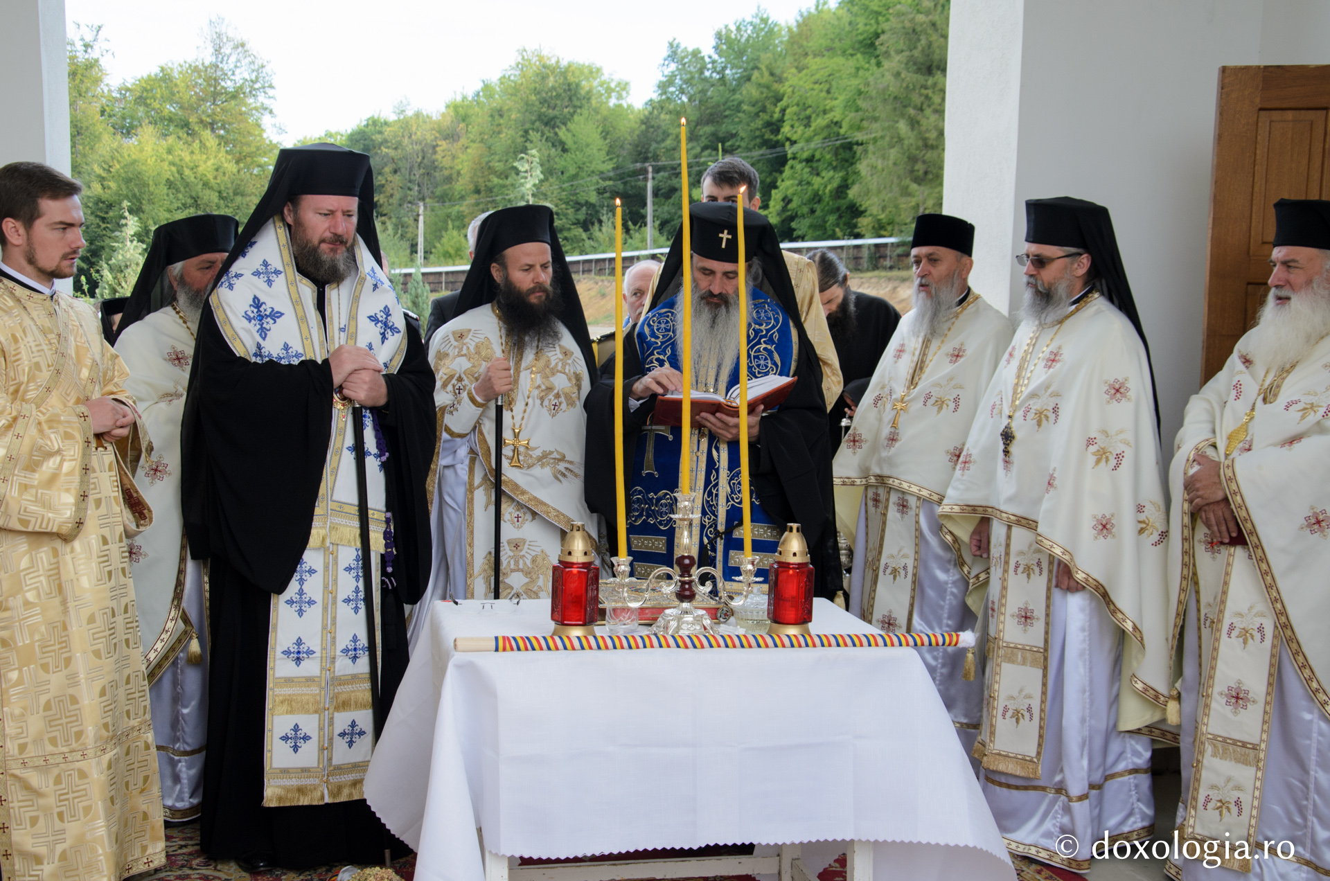 Liturghie arhierească și sfințire de clopotniţă la Mănăstirea Sihăstria Voronei Liturghie arhierească și sfințire de clopotniţă la Mănăstirea Sihăstria Voronei