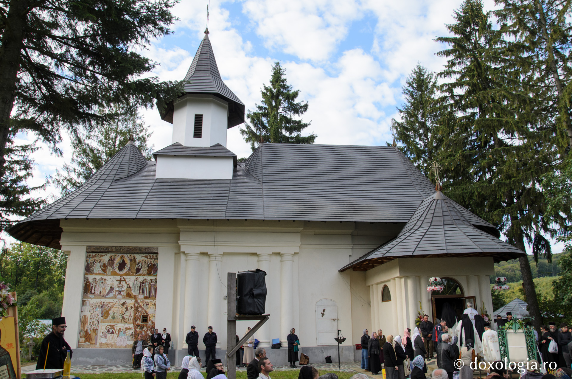 Liturghie arhierească și sfințire de clopotniţă la Mănăstirea Sihăstria Voronei Liturghie arhierească și sfințire de clopotniţă la Mănăstirea Sihăstria Voronei