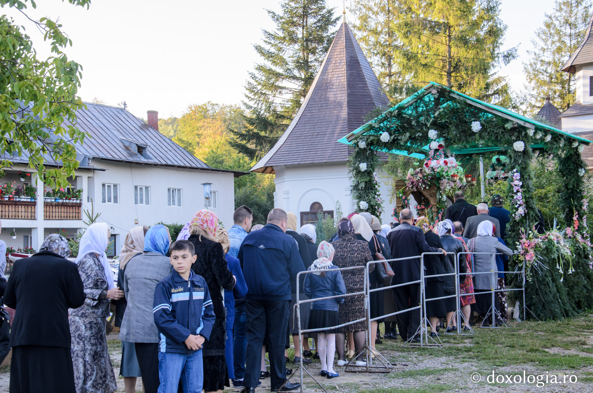 Liturghie arhierească și sfințire de clopotniţă la Mănăstirea Sihăstria Voronei Liturghie arhierească și sfințire de clopotniţă la Mănăstirea Sihăstria Voronei
