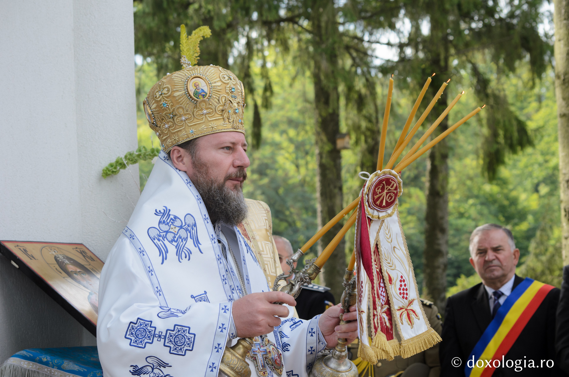 Liturghie arhierească și sfințire de clopotniţă la Mănăstirea Sihăstria Voronei Liturghie arhierească și sfințire de clopotniţă la Mănăstirea Sihăstria Voronei