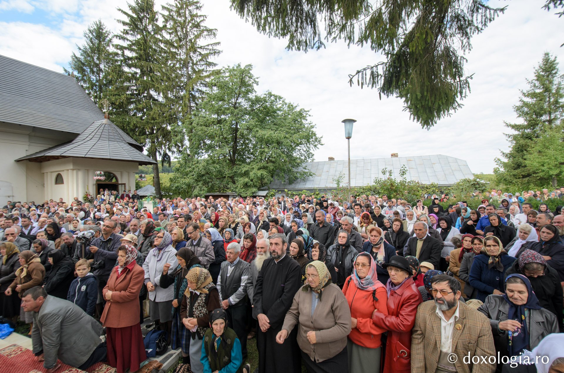 Liturghie arhierească și sfințire de clopotniţă la Mănăstirea Sihăstria Voronei Liturghie arhierească și sfințire de clopotniţă la Mănăstirea Sihăstria Voronei