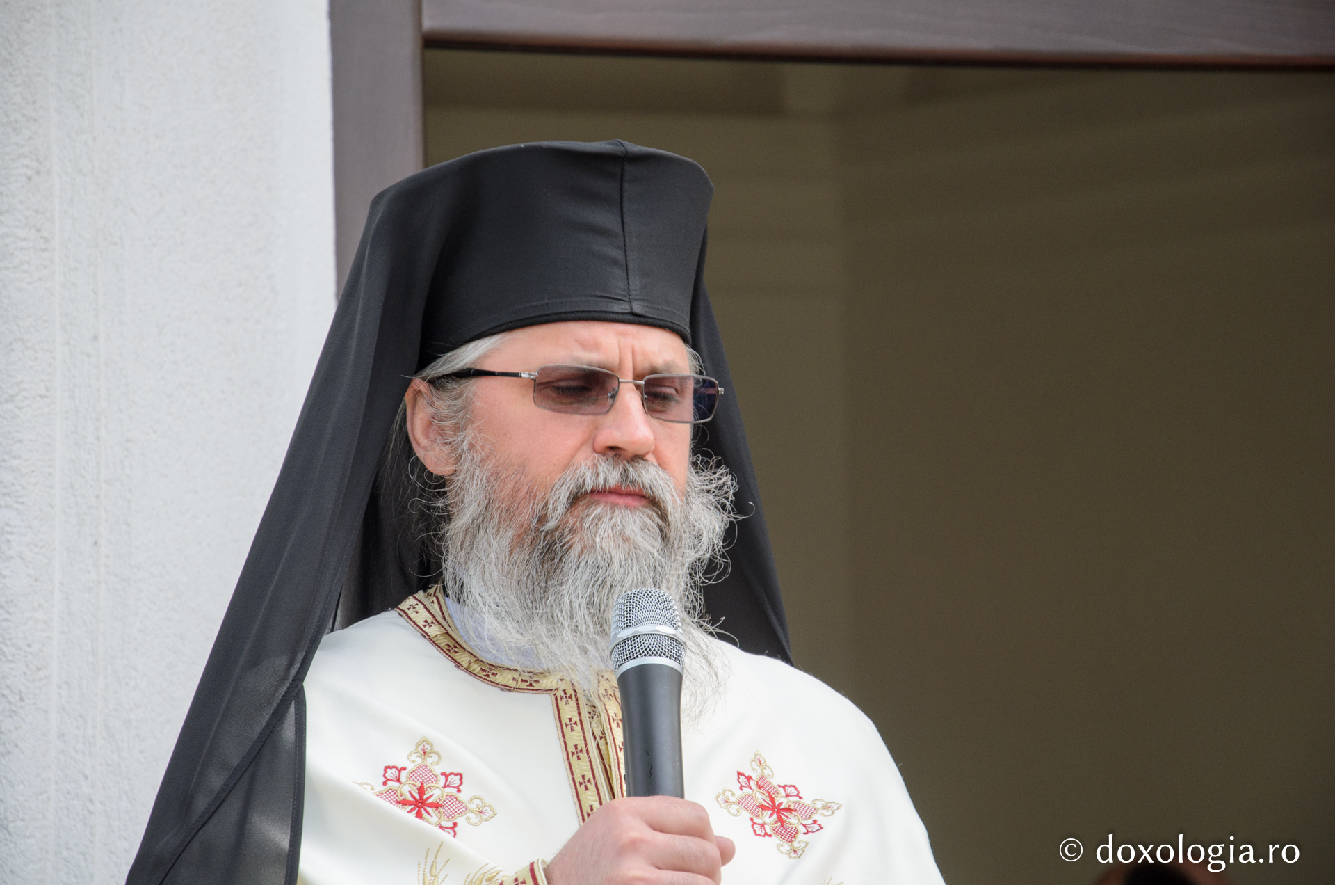 Liturghie arhierească și sfințire de clopotniţă la Mănăstirea Sihăstria Voronei Liturghie arhierească și sfințire de clopotniţă la Mănăstirea Sihăstria Voronei
