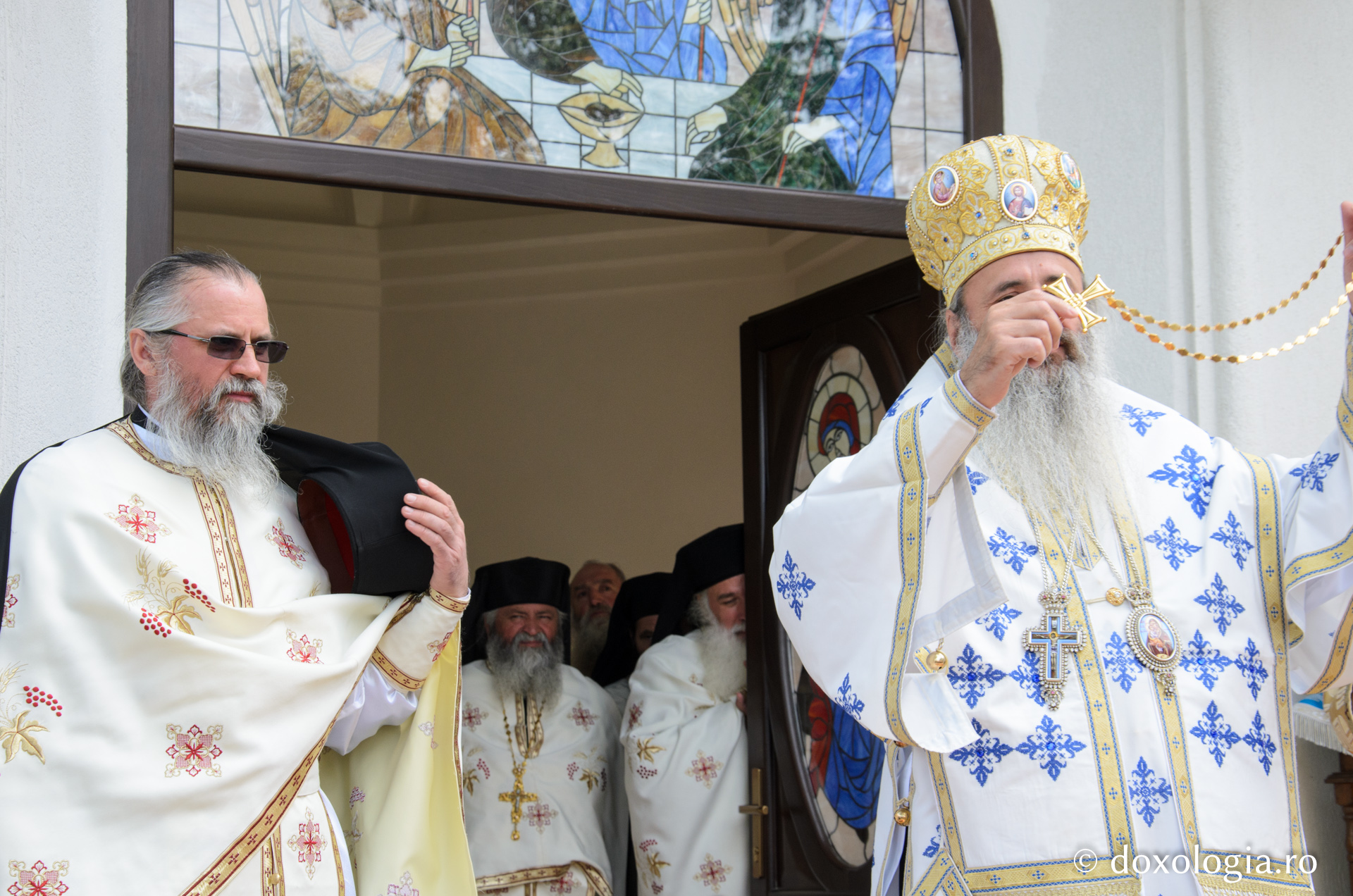 Liturghie arhierească și sfințire de clopotniţă la Mănăstirea Sihăstria Voronei Liturghie arhierească și sfințire de clopotniţă la Mănăstirea Sihăstria Voronei