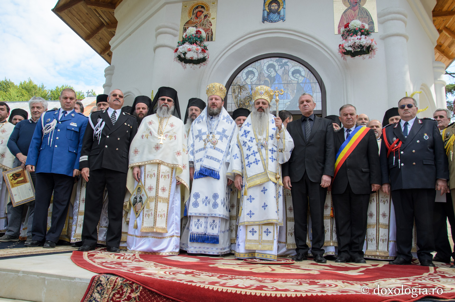 Liturghie arhierească și sfințire de clopotniţă la Mănăstirea Sihăstria Voronei Liturghie arhierească și sfințire de clopotniţă la Mănăstirea Sihăstria Voronei