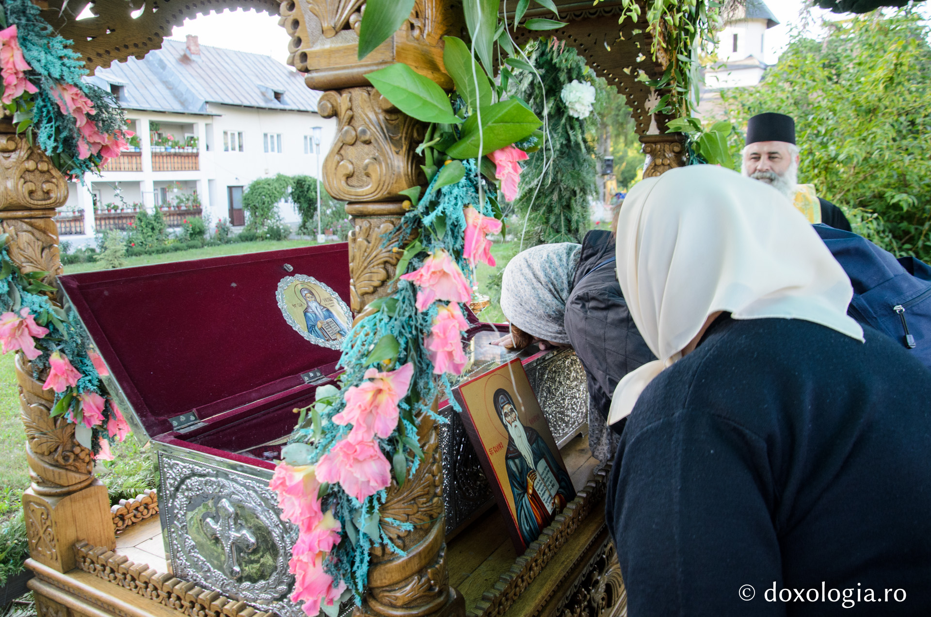 Liturghie arhierească și sfințire de clopotniţă la Mănăstirea Sihăstria Voronei Liturghie arhierească și sfințire de clopotniţă la Mănăstirea Sihăstria Voronei