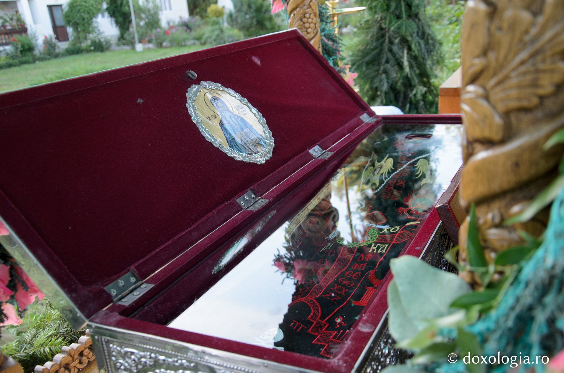 Liturghie arhierească și sfințire de clopotniţă la Mănăstirea Sihăstria Voronei Liturghie arhierească și sfințire de clopotniţă la Mănăstirea Sihăstria Voronei