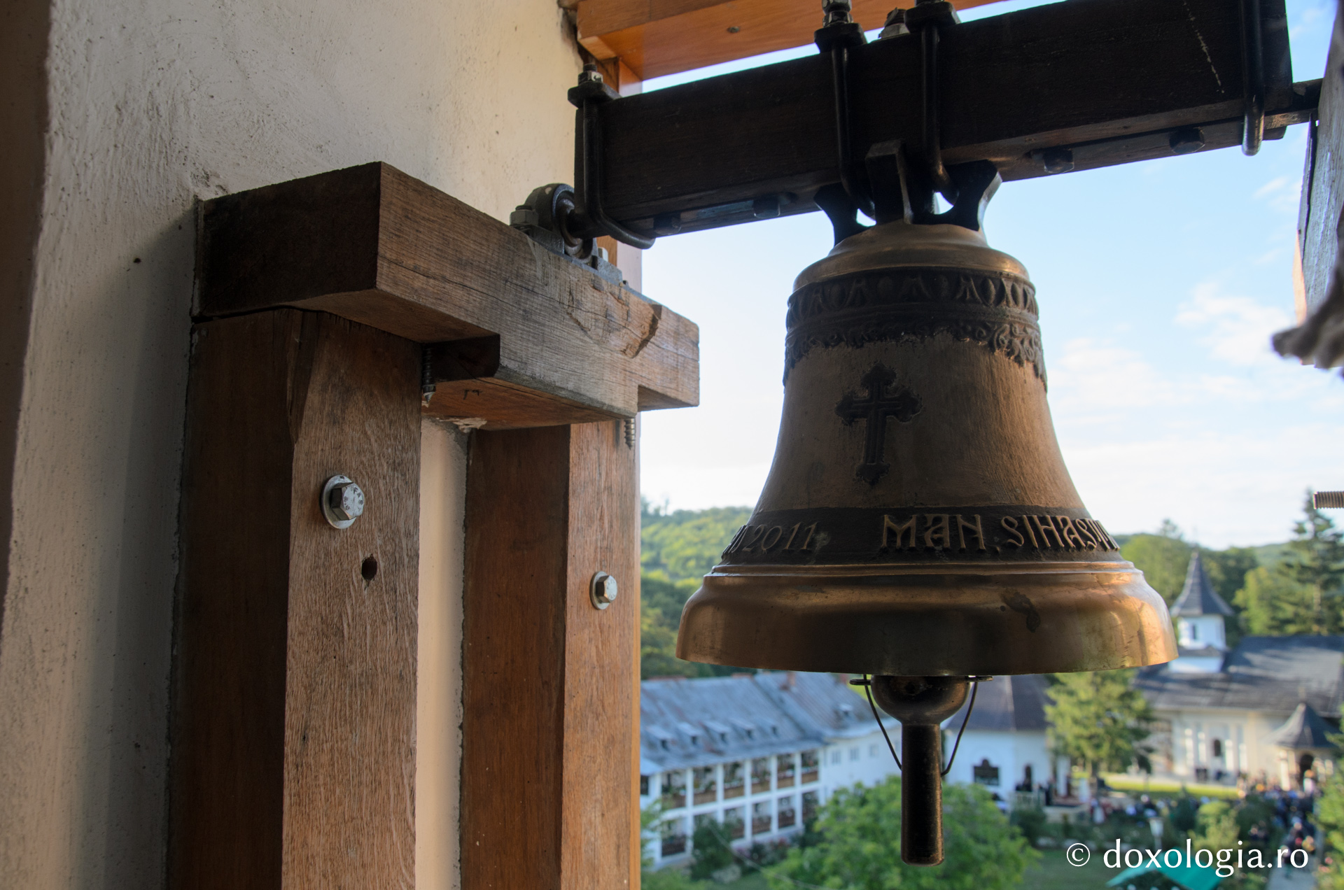 Liturghie arhierească și sfințire de clopotniţă la Mănăstirea Sihăstria Voronei Liturghie arhierească și sfințire de clopotniţă la Mănăstirea Sihăstria Voronei