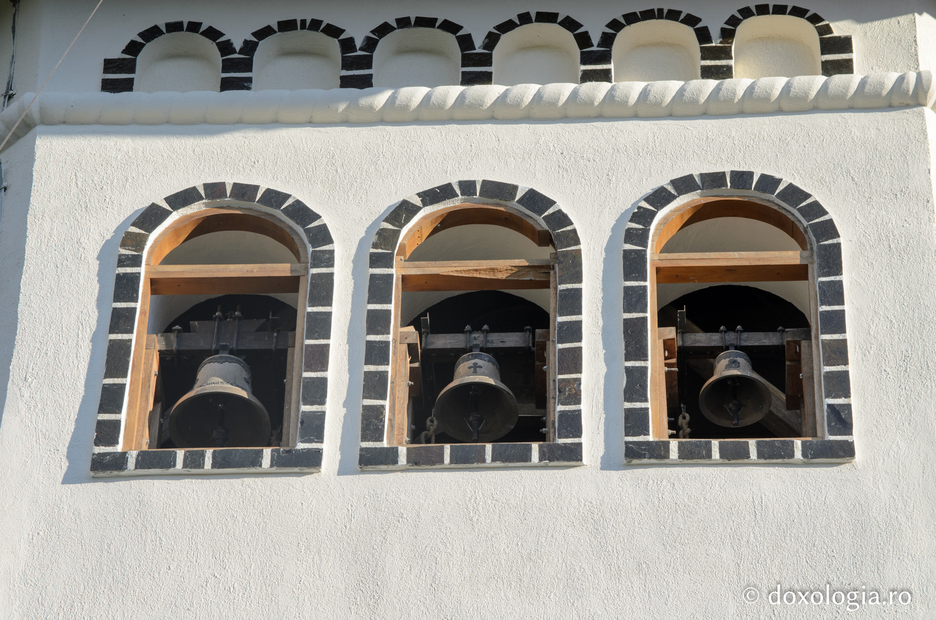 Liturghie arhierească și sfințire de clopotniţă la Mănăstirea Sihăstria Voronei Liturghie arhierească și sfințire de clopotniţă la Mănăstirea Sihăstria Voronei