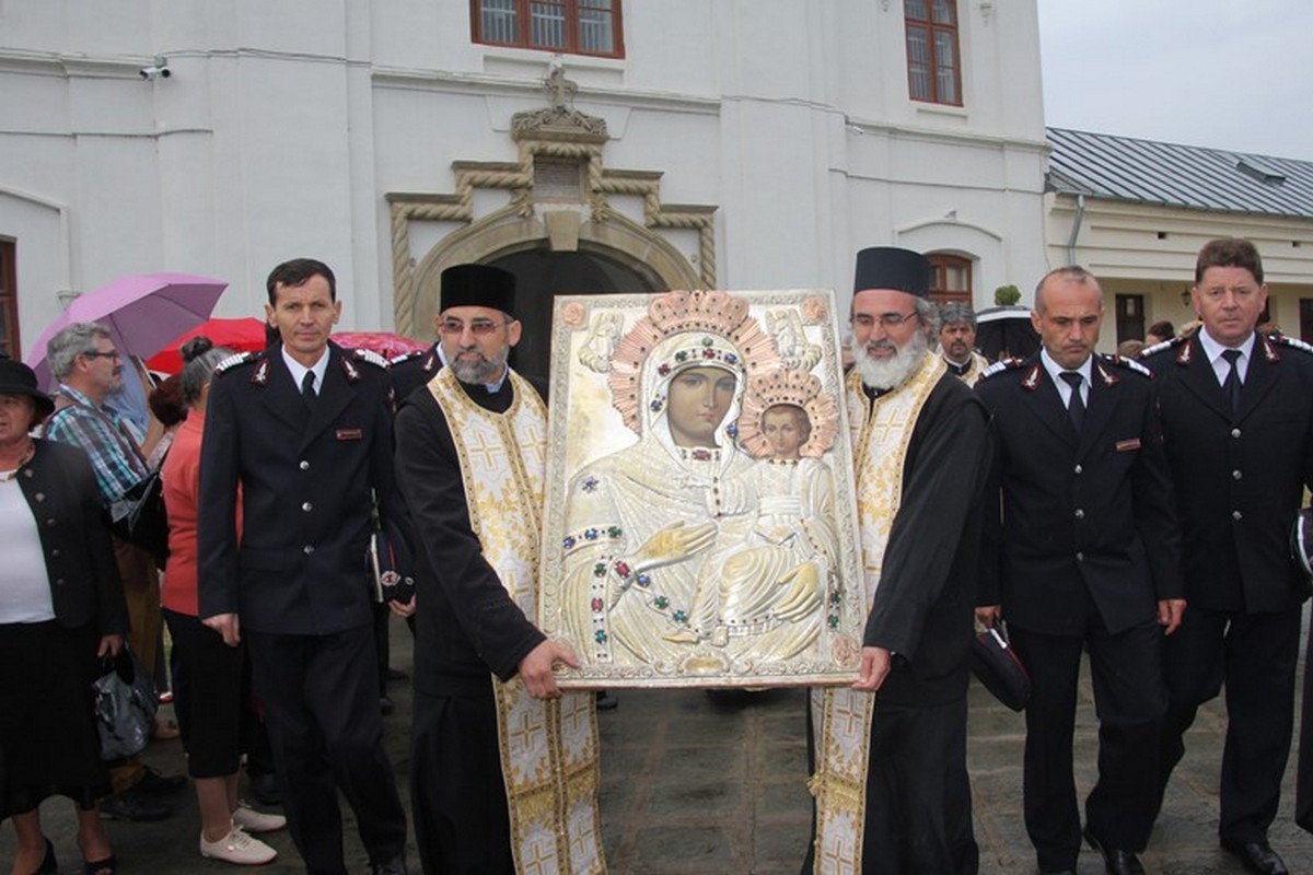 Daruri pentru mii de copii din Eparhia Romanului şi Bacăului