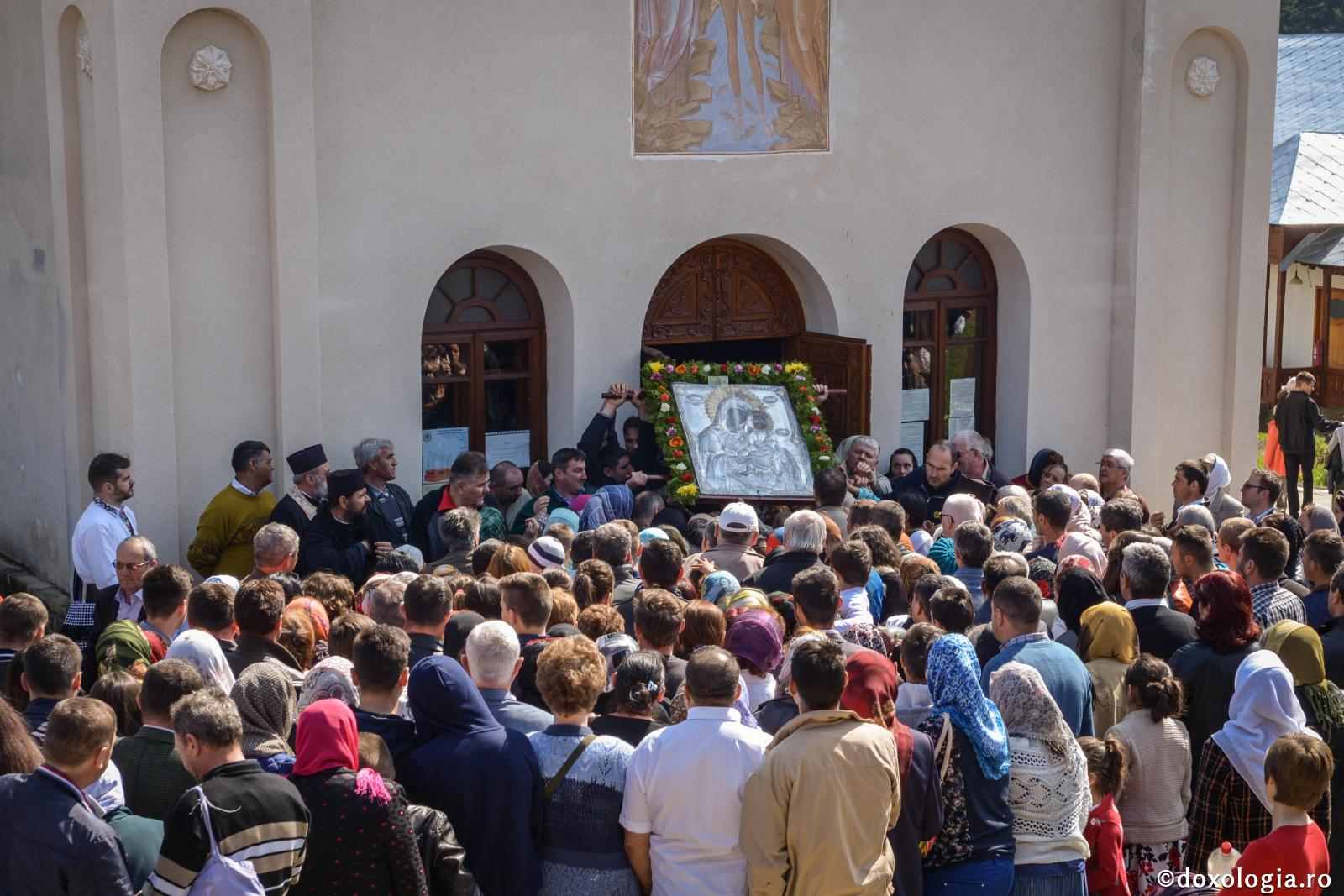 Biserica Ortodoxă ne ajută să ne amintim înrudirea duhovnicească...