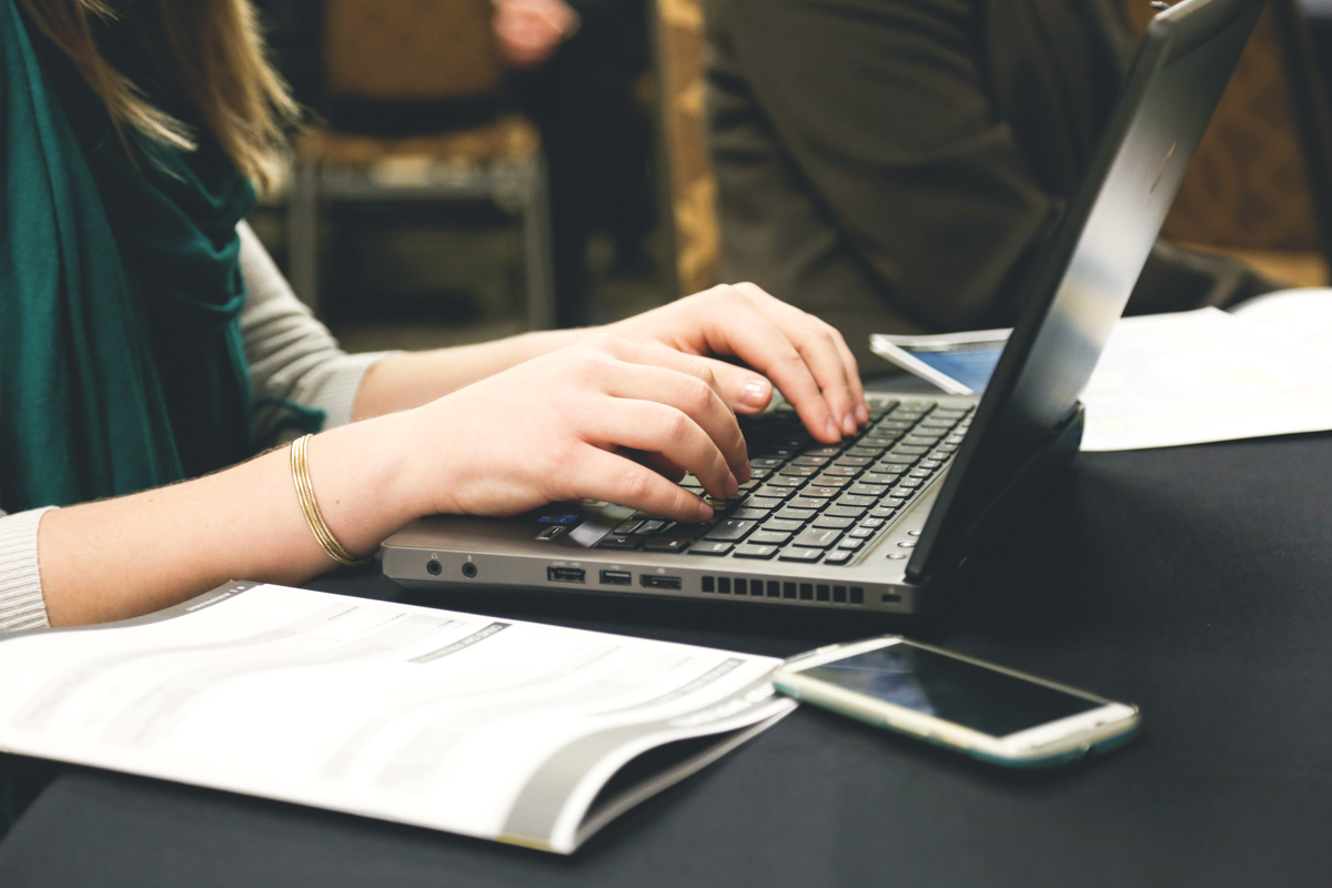 „Porția” de internet a copiilor noștri – sfaturi pentru părinți mâini pe laptop