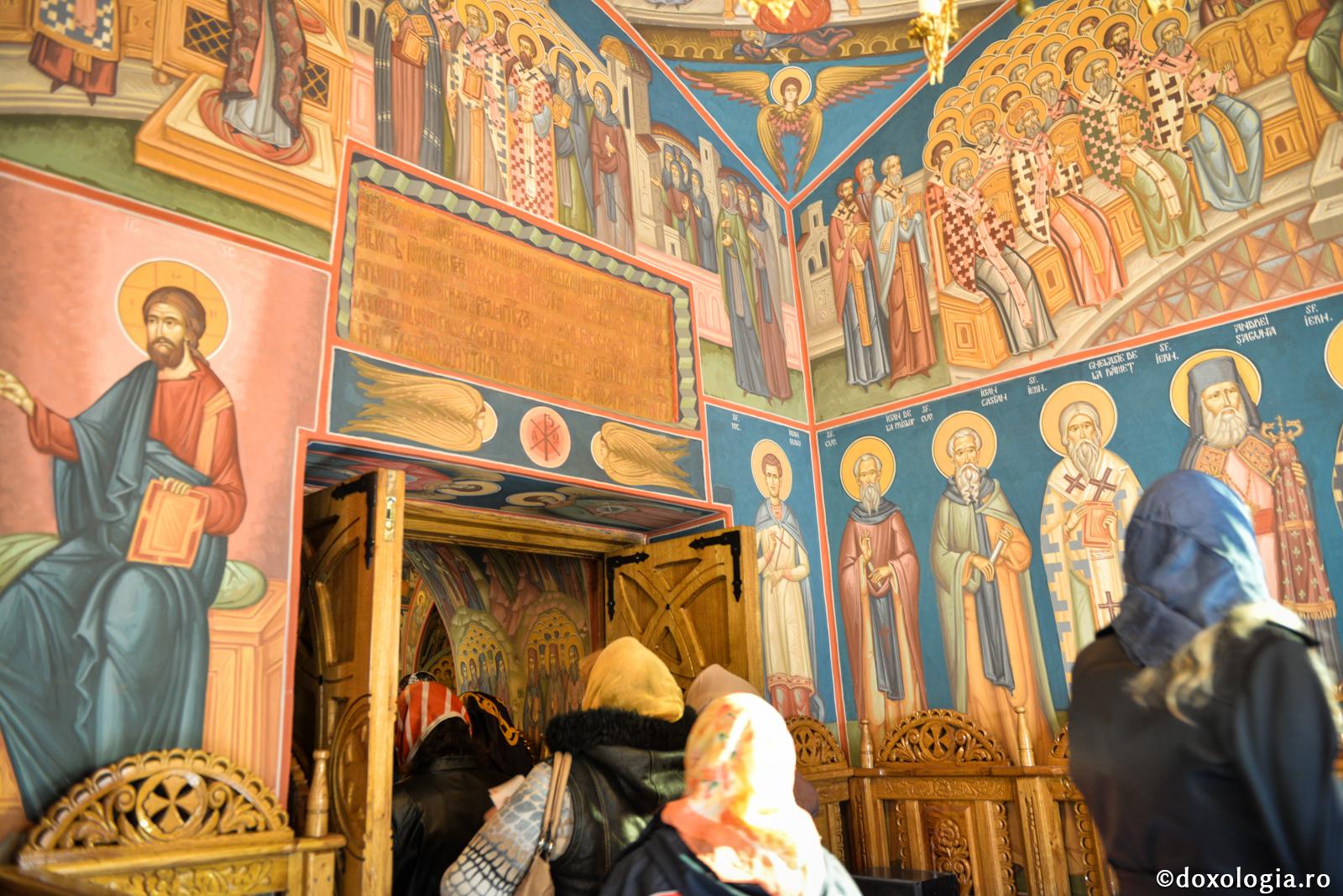 Când intraţi în biserică, parcă lăsaţi în urmă pământul pătrunzând într-un cer pământesc