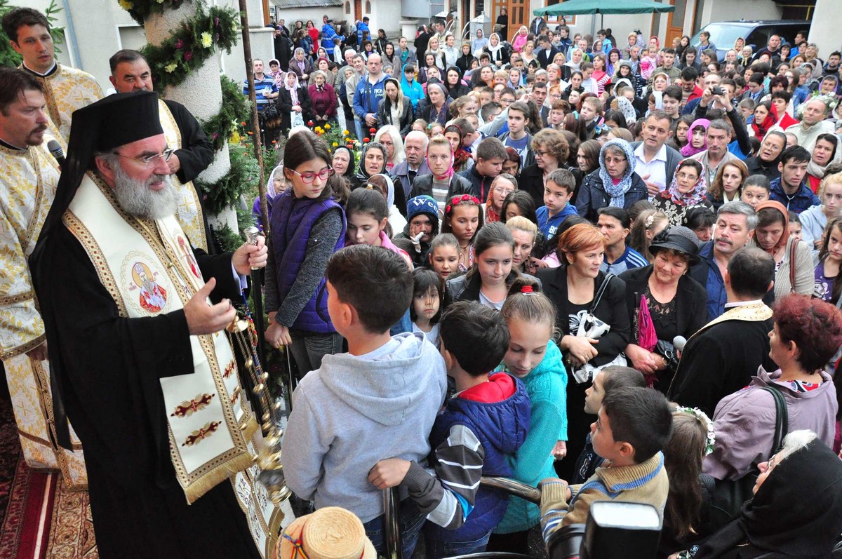 Daruri pentru mii de copii din Eparhia Romanului şi Bacăului