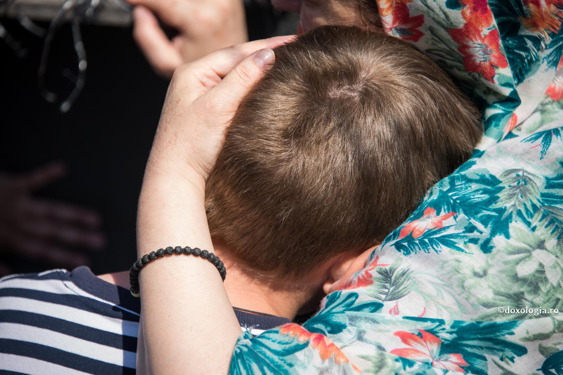 Poți să fii drept cu copilul tău? Nici răsfăț, nici umilire