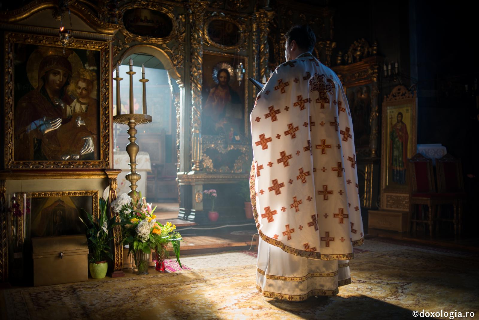 preot în mijlocul bisericii