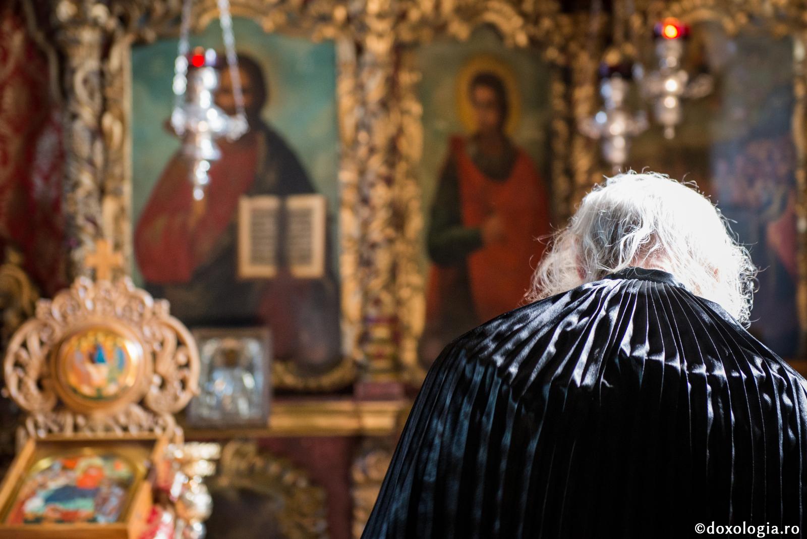Cu inima noastră să suspinăm, cu sufletul nostru să ne înduioșăm / Foto: Ștefan Cojocariu călugăr purtând mantie la slujbă