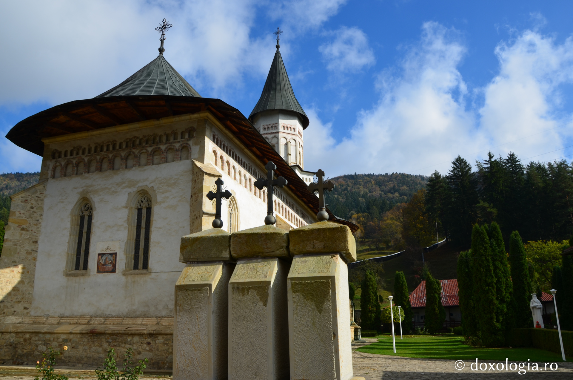 Un ghidaj pentru un vizitator „special” al Mănăstirii Bistrița