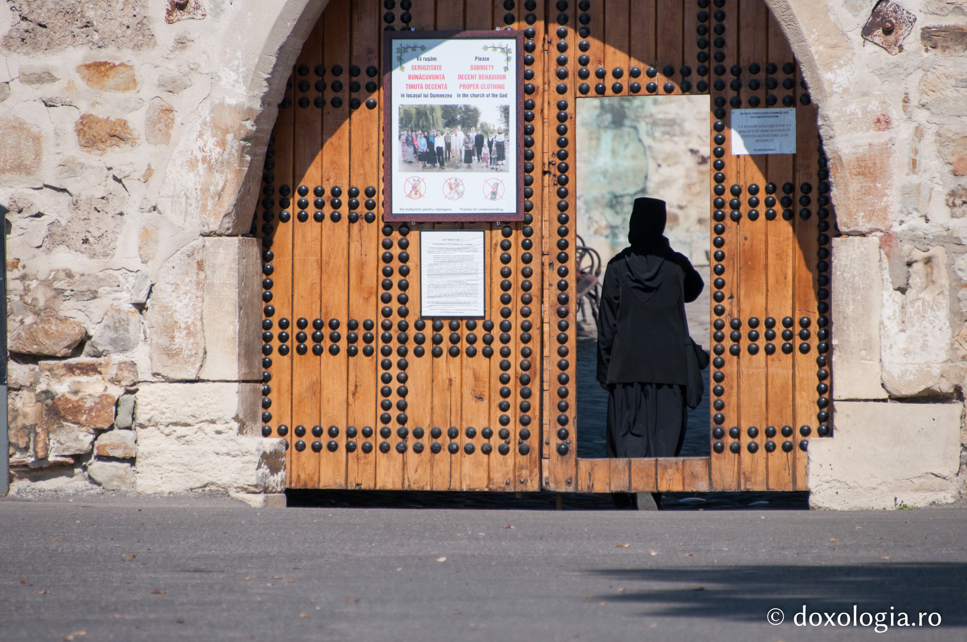 Misterul halatului de la poarta Mănăstirii Bistrița Mănăstirea Bistrița