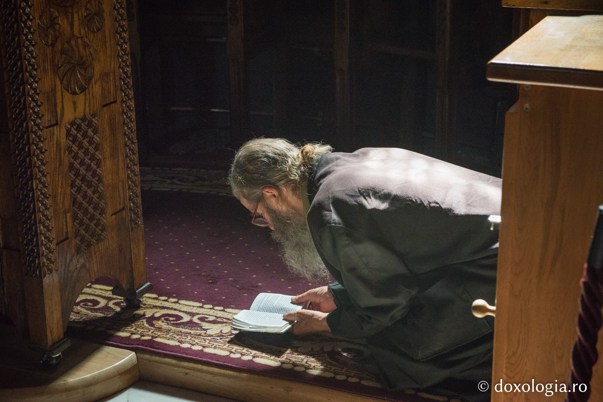 Între slujbe și ascultări, la Mănăstirea Bistrița