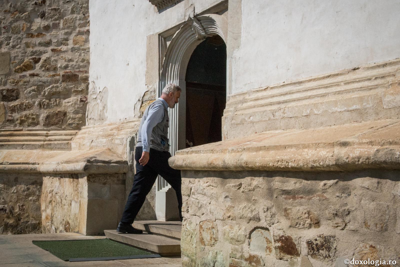 bărbat intrând în biserică