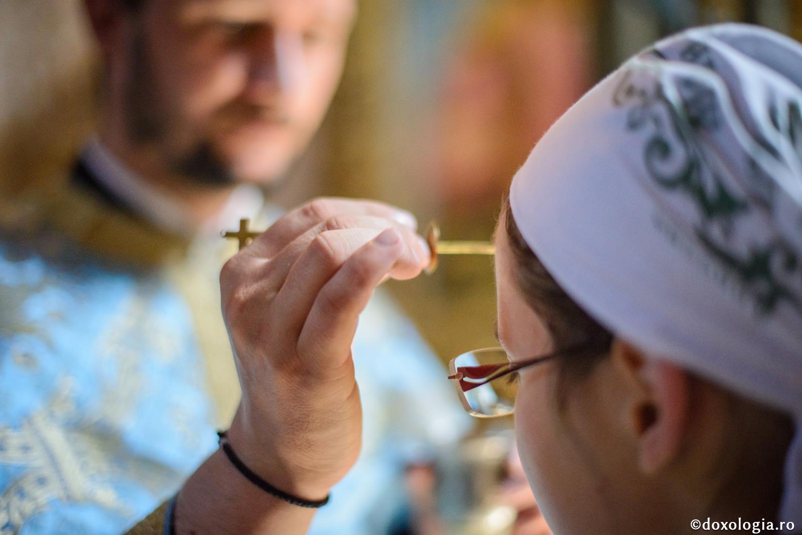 Uite de ce se sărută mâna preotului, chiar dacă este cu mult mai tânăr ca tine