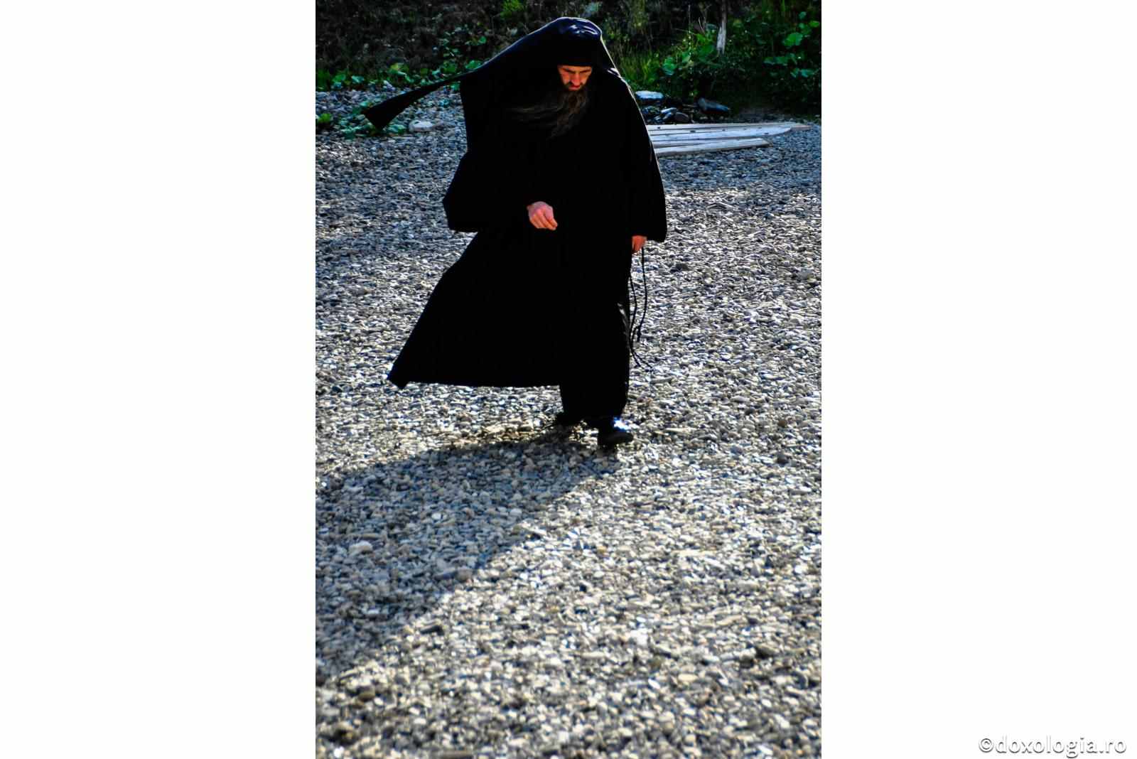 Monahilor neputincioşi cu sufletul de folos le este fugirea din lume şi de oamenii mireni