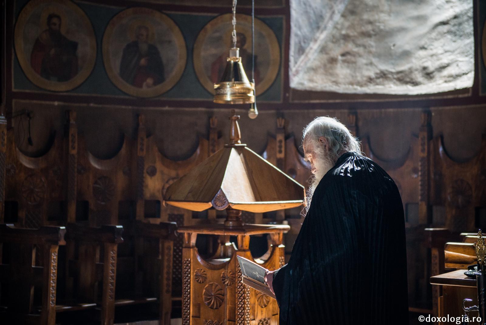 Monahul se roagă neîncetat