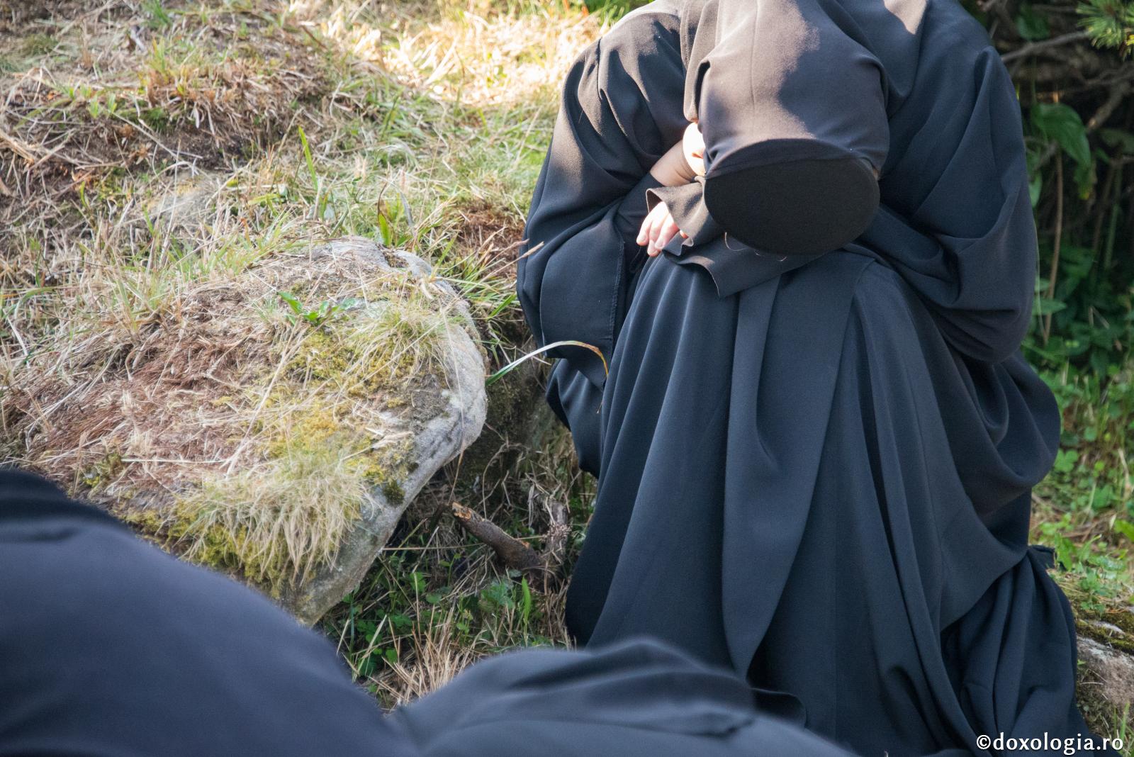 maică având capul plecat