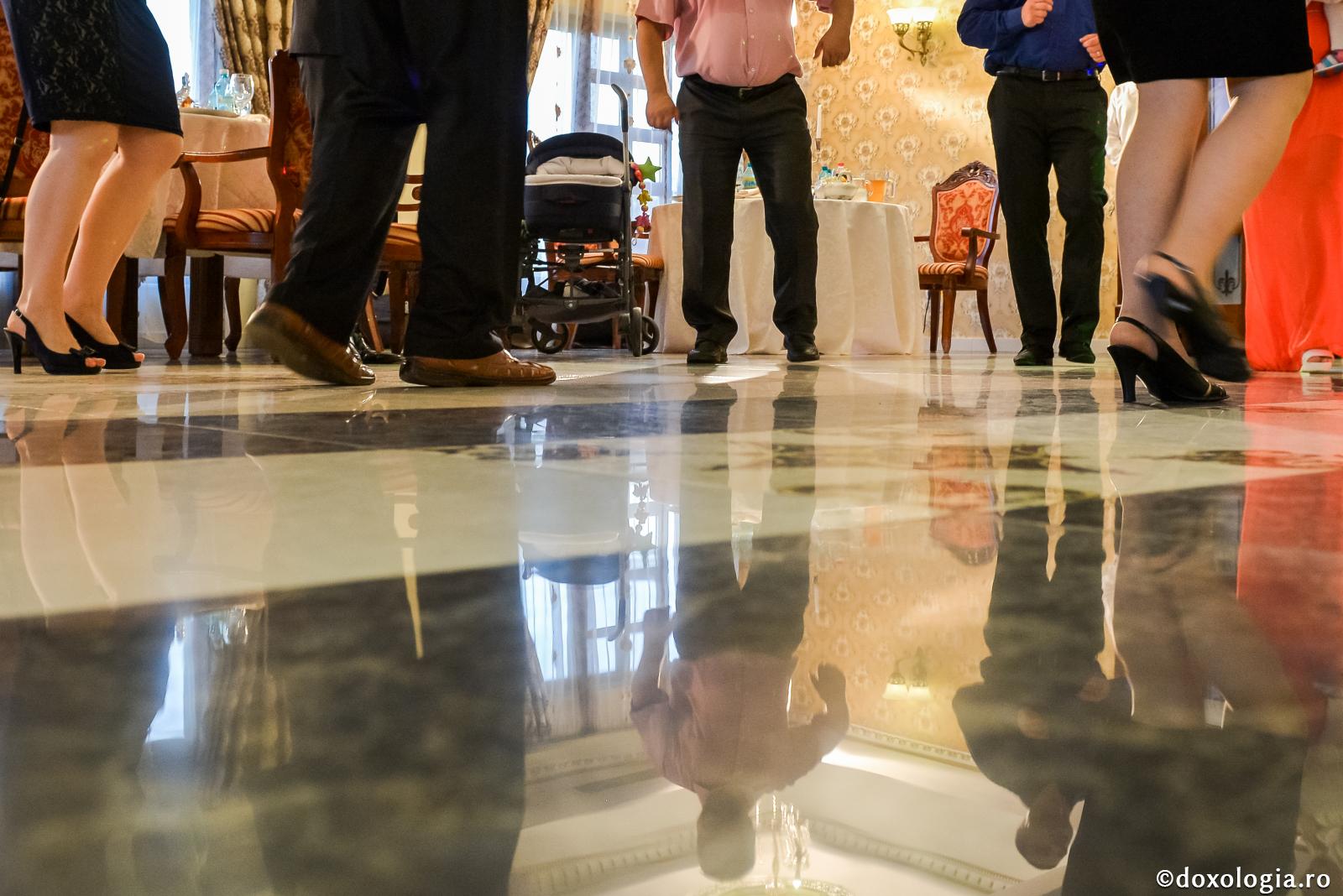 Fugi de cei ce iubesc ospeţele şi zic: „Eu voi face astăzi şi tu, mâine”